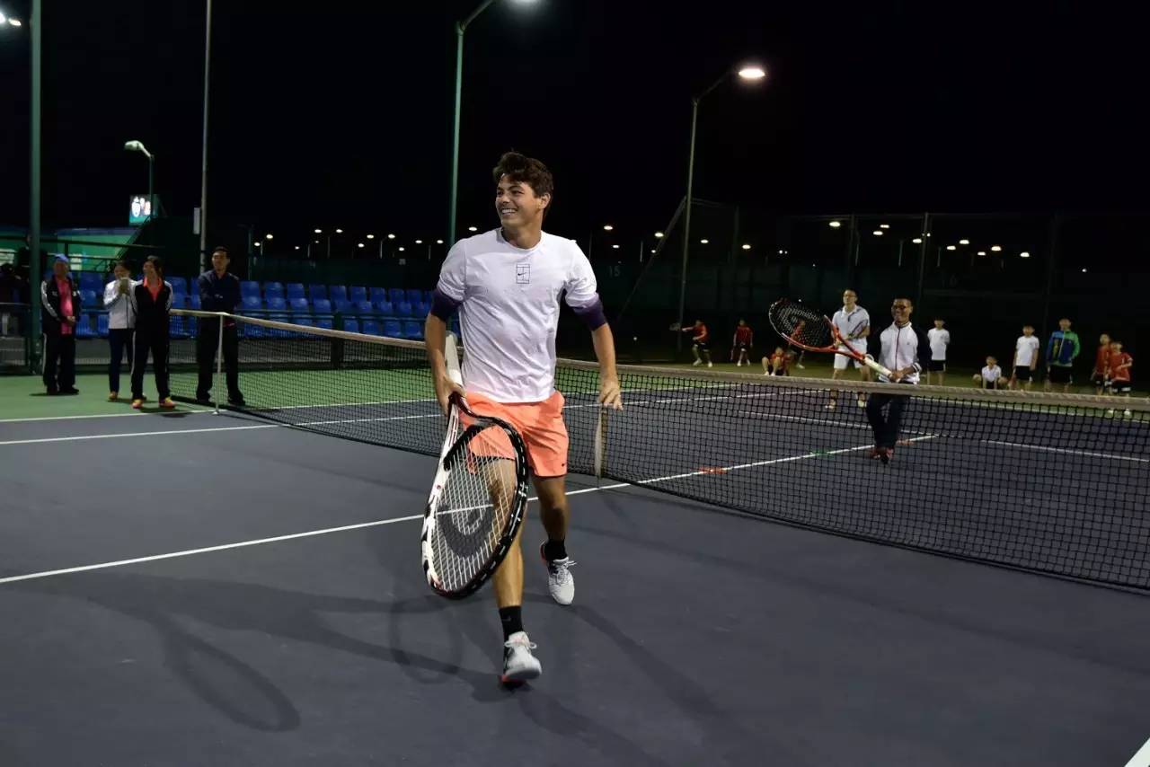 球迷态度：联赛剩余2轮榜首易主，上海双雄谁能最终夺冠？