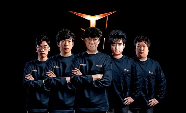 2025钦州马拉松赛鸣枪开跑.